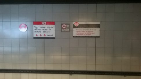 A la station Grange Blanche, il n'est pas interdit de descendre sur les voies du métro, on est poliment prié de ne pas le faire ( photo Enviscope.com)