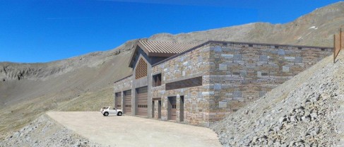 Une nouvelle salle des machines a été construite au pied de la retenue d’altitude ; elle abrite à la fois le départ du réseau gravitaire de l’installation, mais aussi les groupes motopompes qui serviront pour la partie de réseau qui sera surpressée. Avec cette salle des machines, ce secteur de l’installation d’enneigement disposera d’une capacité de production de 1300 m3/h d’eau pour la partie gravitaire, et 450m3/h pour la partie surpressée. La salle des machines accueillera également les deux compresseurs prévus pour l’alimentation en air des enneigeurs.  [Photo DR]